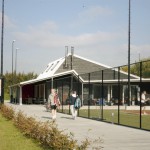 Het clubhuis gezien vanaf de entree van het tennispark.