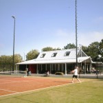 Het tennispaviljoen gezien vanaf de finalebaan.