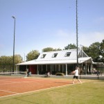 Het tennispaviljoen gezien vanaf de finalebaan.