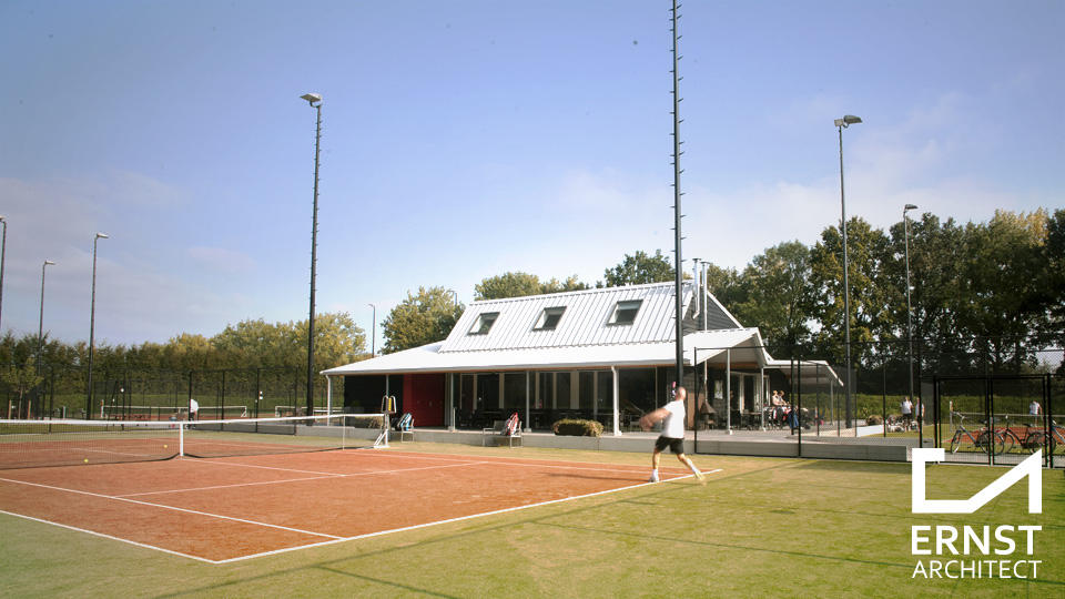 Eigentijds gezellig tennispaviljoen